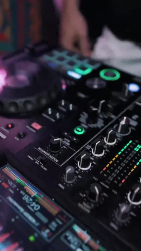 Ambient footage from the Art Basel Miami activation floor.
